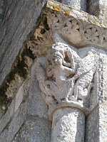 Lescure-d'Albigeois, Eglise St-Michel, Portail, Chapiteaux (01)